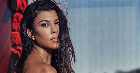 Kourtney Kardashian Goes Completely Nude for Photo Shoot:。